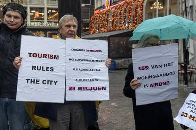 Amsterdam The Netherlands 21st December 2024. On the Leidseplein protestors from the neighbourhood groups gather to demo-stock-foto