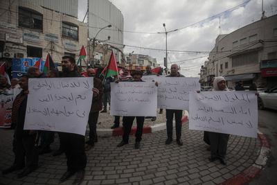 Palestinians police officers attempts to disperse demonstrators during a protest against clashes between Palestinian security forces-stock-foto