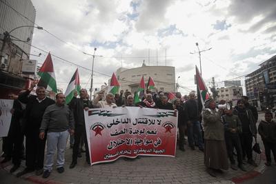 Palestinians police officers attempts to disperse demonstrators during a protest against clashes between Palestinian security forces-stock-foto