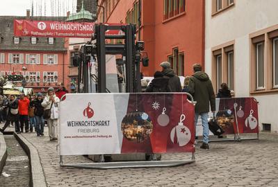 Absperrung, Betonquader, Betonsperre, Sicherheit, Sicherheitspersonal, Weihnachtsmarkt,-stock-foto