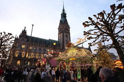 Roncalli s Historischer Weihnachtsmarkt auf dem Rathausmarkt vor dem Rathaus Hamburg. Altstadt Hamburg *** Roncalli s Hi-stock-foto
