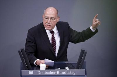 Gregor Gysi in der 20. Sitzung des Deutschen Bundestages im Reichstagsgeb?ude. Berlin, 17.03.2022 *** Gregor Gysi in th-stock-foto