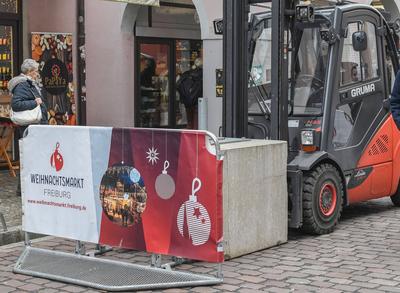 Absperrung, Betonquader, Betonsperre, Sicherheit, Sicherheitspersonal, Weihnachtsmarkt,-stock-foto