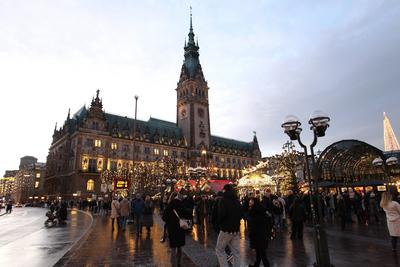 Roncalli s Historischer Weihnachtsmarkt auf dem Rathausmarkt vor dem Rathaus Hamburg. Altstadt Hamburg *** Roncalli s Hi-stock-foto