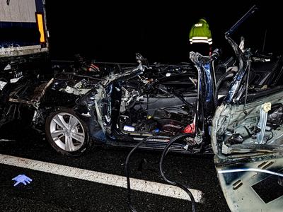 T?dlicher Unfall auf der A2 Der vollst?ndig zerst?rte PKW wurde unter Mithilfe eines Krans der Berufsfeuerwehr unter dem-stock-foto