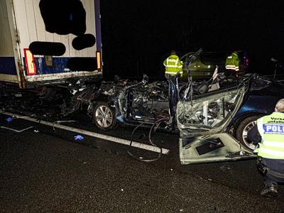 T?dlicher Unfall auf der A2 Der vollst?ndig zerst?rte PKW wurde unter Mithilfe eines Krans der Berufsfeuerwehr unter dem-stock-foto