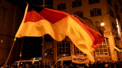Verst?rende Szenen am Abend aus Magdeburg. Hunderte Rechte nutzen den Anschlag auf dem Weihnachtsmarkt f?r sich. Auf dem-stock-foto