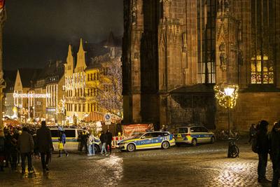 21.12.2024, Christkindlesmarkt, N?rnberg: Trotz der Amokfahrt am Vorabend in Magdeburg, kamen am Abend erneut zahlreiche-stock-foto