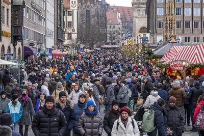 21.12.2024, Christkindlesmarkt, N?rnberg: Trotz der Amokfahrt am Vorabend in Magdeburg, kamen am Abend erneut zahlreiche-stock-foto