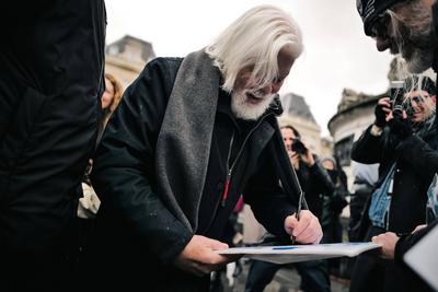 Paul Watson celebre sa liberation a Paris-stock-photo