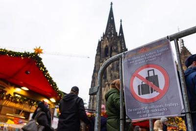 Sicherheitsma?nahmen am Weihnachstmarkt auf dem Roncalliplatz in K?ln - 21.12.2024-stock-foto