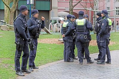 Attentate auf Weihnachtsm?rkten Der Internationale Weihnachtsmarkt in Essen einen Tag nach dem Attentat in Magdeburg mit-stock-foto