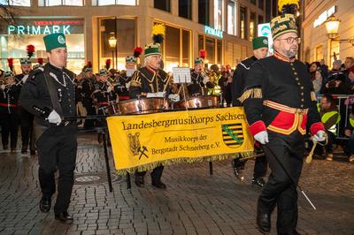 Leipzig - Schweigeminute bei Leipziger Bergparade: ?ber 550 Bergleute in der Messestadt-stock-foto
