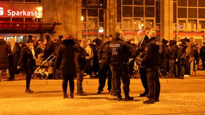 Verst?rende Szenen am Abend aus Magdeburg. Hunderte Rechte nutzen den Anschlag auf dem Weihnachtsmarkt f?r sich. Auf dem-stock-foto