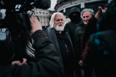 Paul Watson celebre sa liberation a Paris-stock-photo