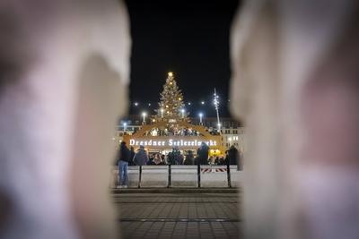 590.. Dresdner Striezelmarkt-stock-photo