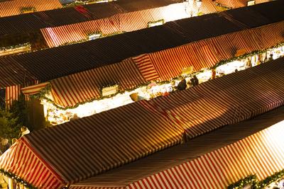 21.12.2024, Christkindlesmarkt, N?rnberg: Trotz der Amokfahrt am Vorabend in Magdeburg, kamen am Abend erneut zahlreiche-stock-foto