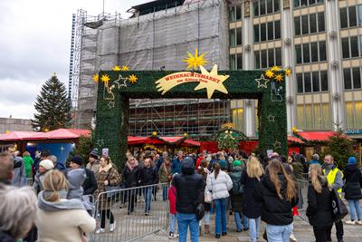 Weihnachstmarkt auf dem Roncalliplatz in K?ln - 21.12.2024-stock-foto