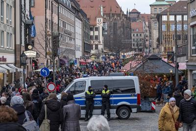 21.12.2024, Christkindlesmarkt, N?rnberg: Trotz der Amokfahrt am Vorabend in Magdeburg, kamen am Abend erneut zahlreiche-stock-foto