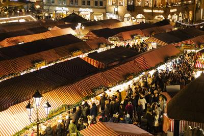 21.12.2024, Christkindlesmarkt, N?rnberg: Trotz der Amokfahrt am Vorabend in Magdeburg, kamen am Abend erneut zahlreiche-stock-foto