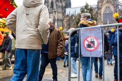 Sicherheitsma?nahmen am Weihnachstmarkt auf dem Roncalliplatz in K?ln - 21.12.2024-stock-foto