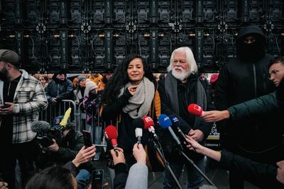 Paul Watson celebre sa liberation a Paris-stock-photo