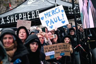 Paul Watson celebre sa liberation a Paris-stock-photo