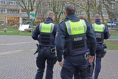 Attentate auf Weihnachtsm?rkten Der Internationale Weihnachtsmarkt in Essen einen Tag nach dem Attentat in Magdeburg mit-stock-foto