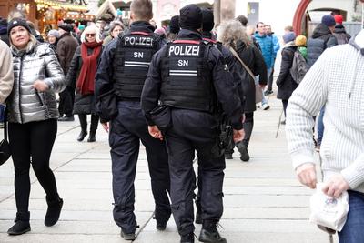 21.12.2024, Chemnitz, Weihnachtsmarkt, Polizisten sch?tzen mit verst?rkten Streifen den weihnachtsmarkt in Chemnitz Chem-stock-foto