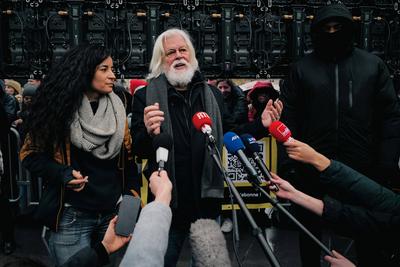 Paul Watson celebre sa liberation a Paris-stock-photo