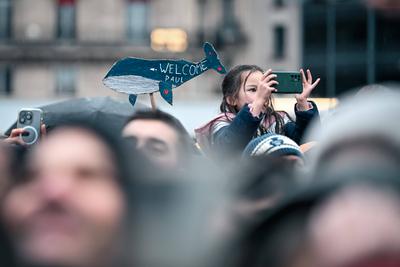 Paul Watson celebre sa liberation a Paris-stock-photo