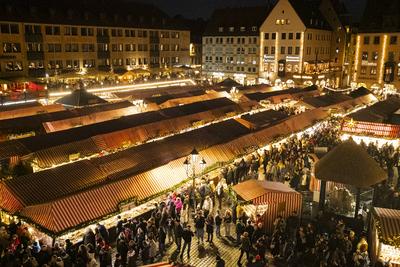 21.12.2024, Christkindlesmarkt, N?rnberg: Trotz der Amokfahrt am Vorabend in Magdeburg, kamen am Abend erneut zahlreiche-stock-foto