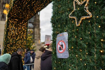 Sicherheitsma?nahmen am Weihnachstmarkt auf dem Roncalliplatz in K?ln - 21.12.2024-stock-foto