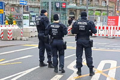 Attentate auf Weihnachtsm?rkten Der Internationale Weihnachtsmarkt in Essen einen Tag nach dem Attentat in Magdeburg mit-stock-foto