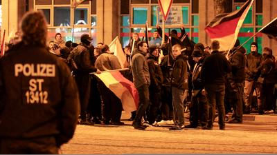 Verst?rende Szenen am Abend aus Magdeburg. Hunderte Rechte nutzen den Anschlag auf dem Weihnachtsmarkt f?r sich. Auf dem-stock-foto