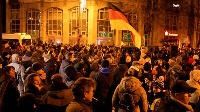 Verst?rende Szenen am Abend aus Magdeburg. Hunderte Rechte nutzen den Anschlag auf dem Weihnachtsmarkt f?r sich. Auf dem-stock-foto