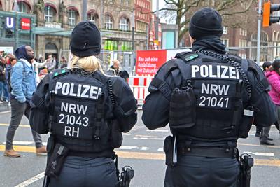 Attentate auf Weihnachtsm?rkten Der Internationale Weihnachtsmarkt in Essen einen Tag nach dem Attentat in Magdeburg mit-stock-foto