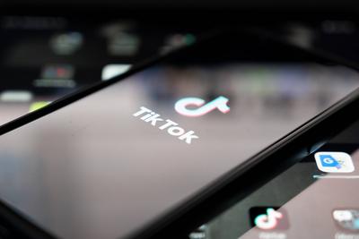 STOCK HEUTE Thema Apps und ?hnliches: TikTok, TikTok App, TikTok Messenger, Tiktok Stream, Streaming, Live, Video, Tikto-stock-photo
