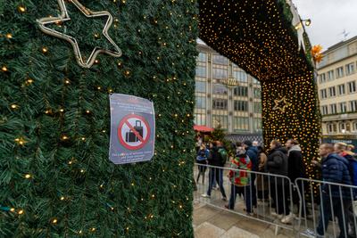 Sicherheitsma?nahmen am Weihnachstmarkt auf dem Roncalliplatz in K?ln - 21.12.2024-stock-foto