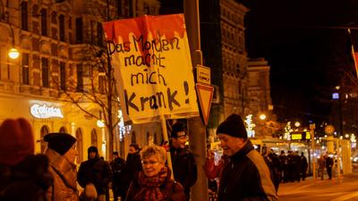 Verst?rende Szenen am Abend aus Magdeburg. Hunderte Rechte nutzen den Anschlag auf dem Weihnachtsmarkt f?r sich. Auf dem-stock-foto