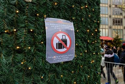 Sicherheitsma?nahmen am Weihnachstmarkt auf dem Roncalliplatz in K?ln - 21.12.2024-stock-foto