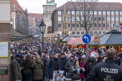 21.12.2024, Christkindlesmarkt, N?rnberg: Trotz der Amokfahrt am Vorabend in Magdeburg, kamen am Abend erneut zahlreiche-stock-foto