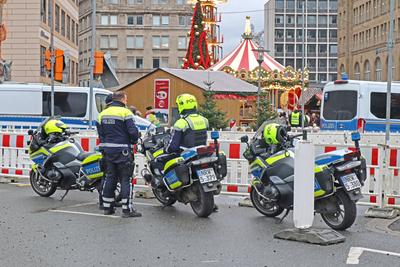 Attentate auf Weihnachtsm?rkten Der Internationale Weihnachtsmarkt in Essen einen Tag nach dem Attentat in Magdeburg mit-stock-foto