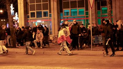 Verst?rende Szenen am Abend aus Magdeburg. Hunderte Rechte nutzen den Anschlag auf dem Weihnachtsmarkt f?r sich. Auf dem-stock-foto