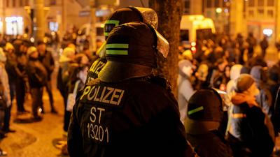 Verst?rende Szenen am Abend aus Magdeburg. Hunderte Rechte nutzen den Anschlag auf dem Weihnachtsmarkt f?r sich. Auf dem-stock-foto