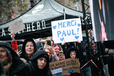 Paul Watson celebre sa liberation a Paris-stock-photo