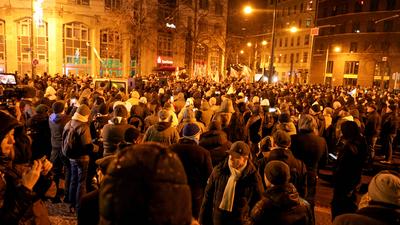 Verst?rende Szenen am Abend aus Magdeburg. Hunderte Rechte nutzen den Anschlag auf dem Weihnachtsmarkt f?r sich. Auf dem-stock-foto