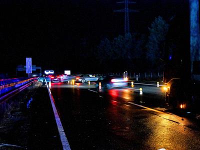 T?dlicher Unfall auf der A2 Nach der Bergung wurde der Verkehr auf der A2 ?ber den Standstreifen geleitet. Copyright: xB-stock-photo
