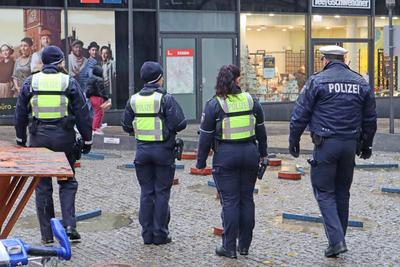 Attentate auf Weihnachtsm?rkten Der Internationale Weihnachtsmarkt in Essen einen Tag nach dem Attentat in Magdeburg mit-stock-foto