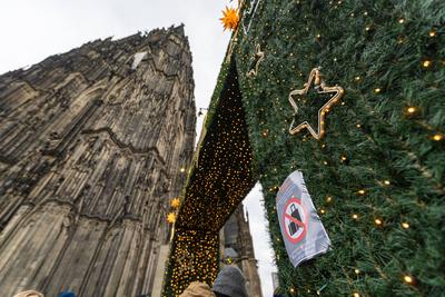 Sicherheitsma?nahmen am Weihnachstmarkt auf dem Roncalliplatz in K?ln - 21.12.2024-stock-foto